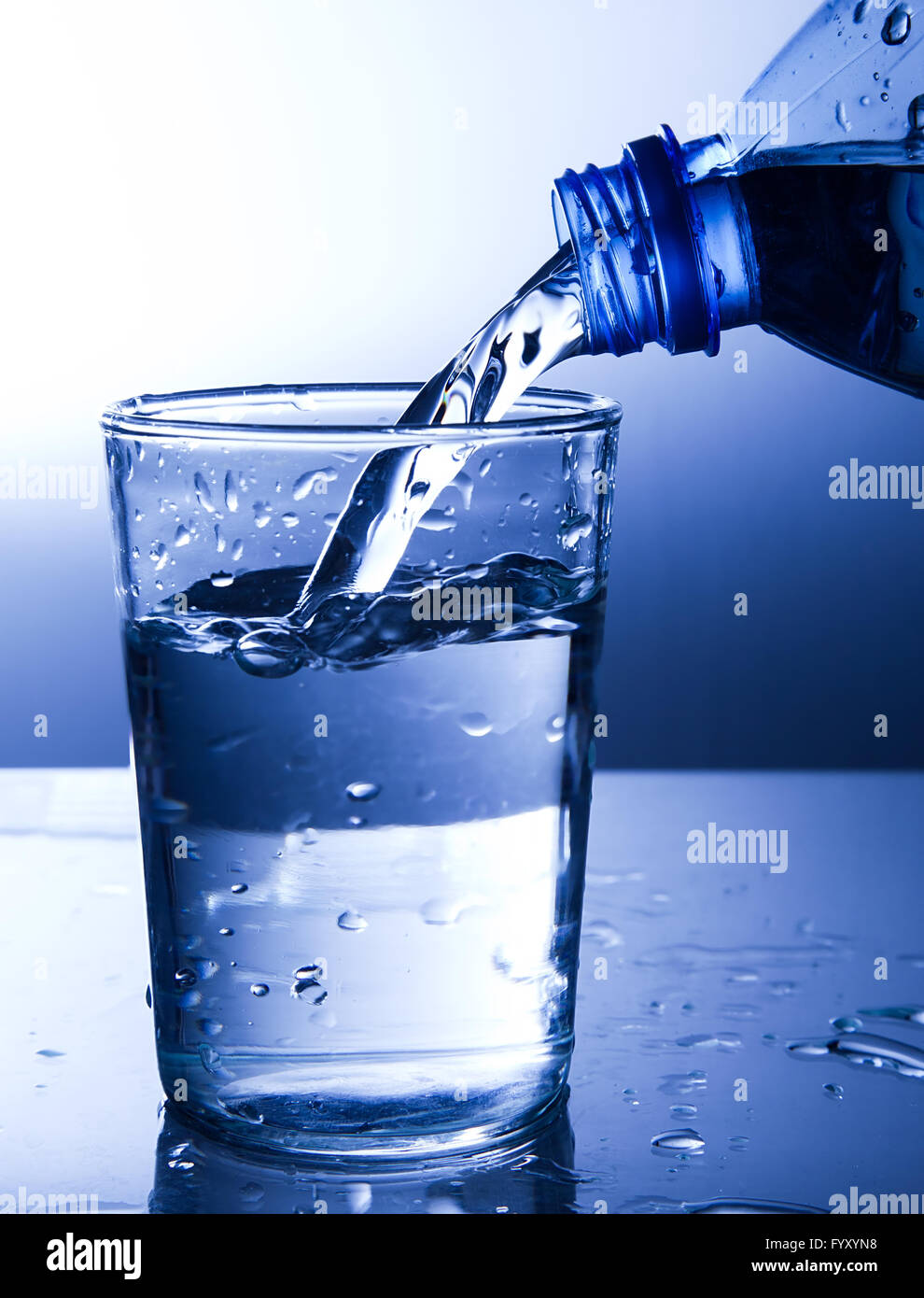 Versando acqua fresca in un bicchiere Foto Stock