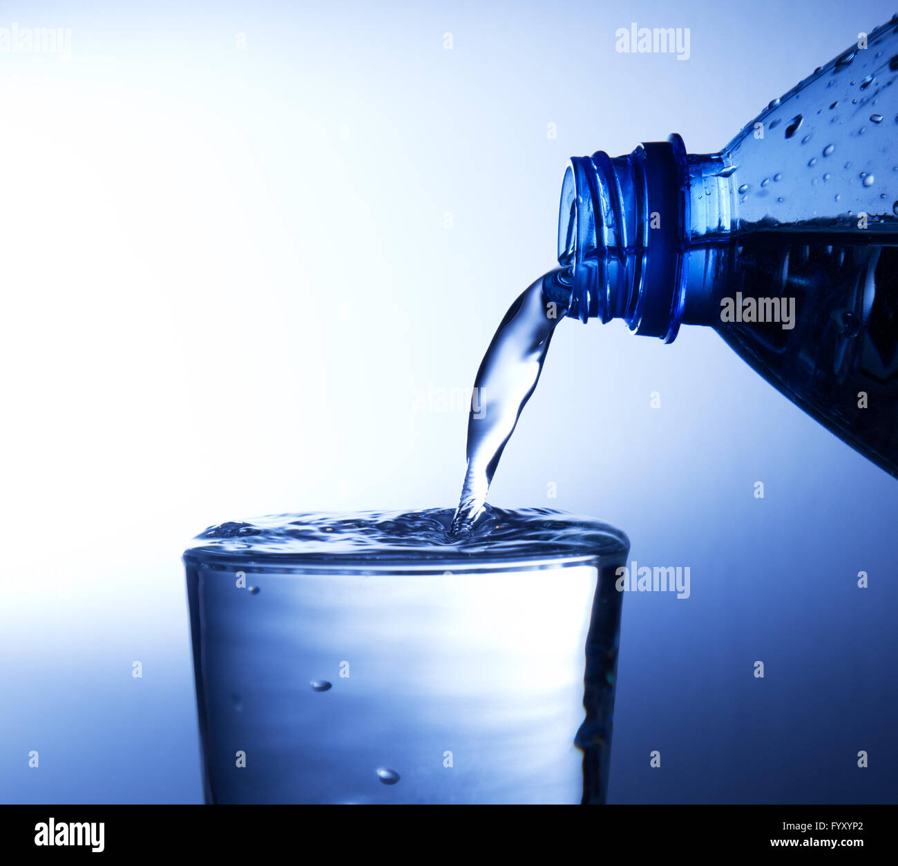 Versando acqua fresca in un bicchiere Foto Stock