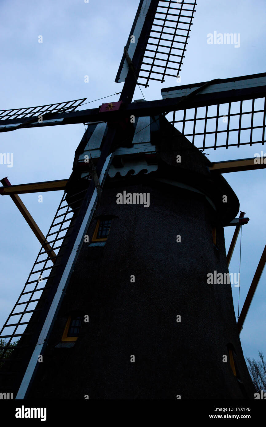 Mulino a vento al tramonto in Paesi Bassi Foto Stock