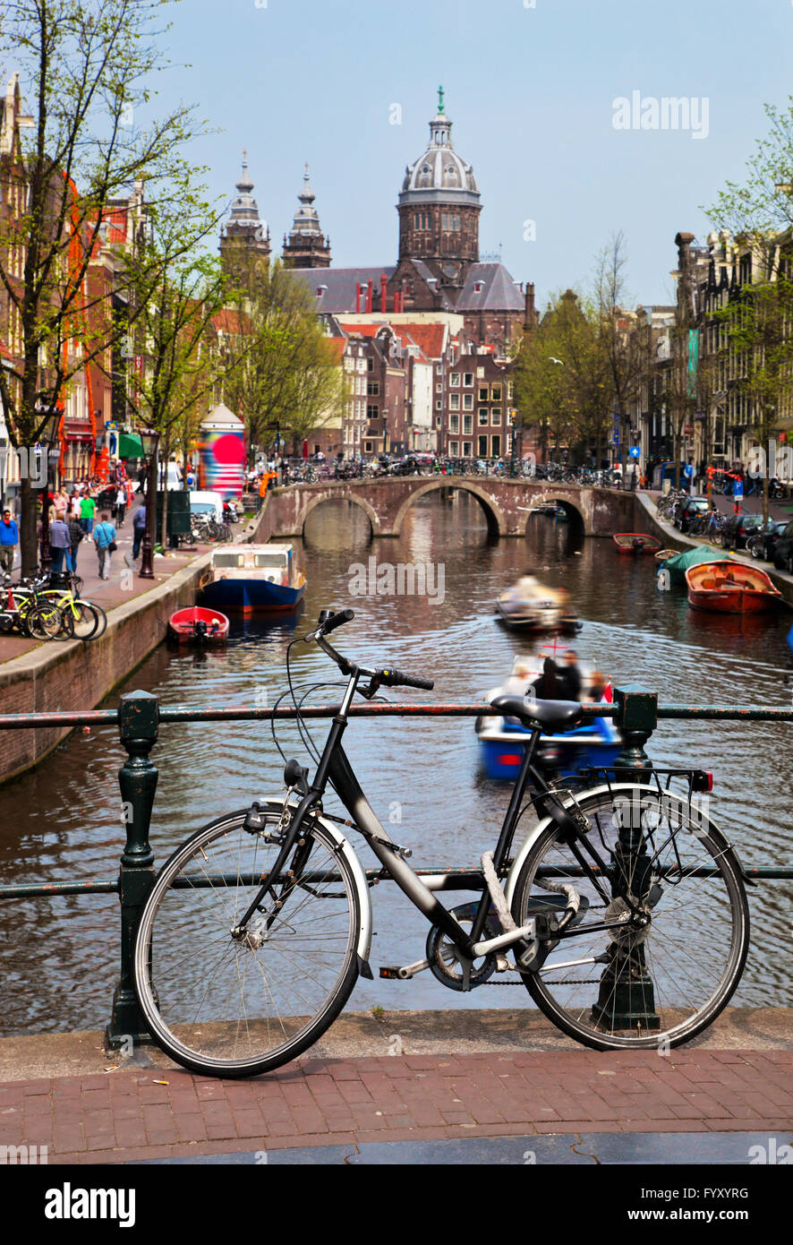 Amsterdam old town canal, barche. Foto Stock