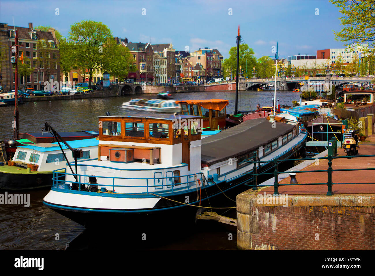 Amsterdam old town canal, barche. Foto Stock