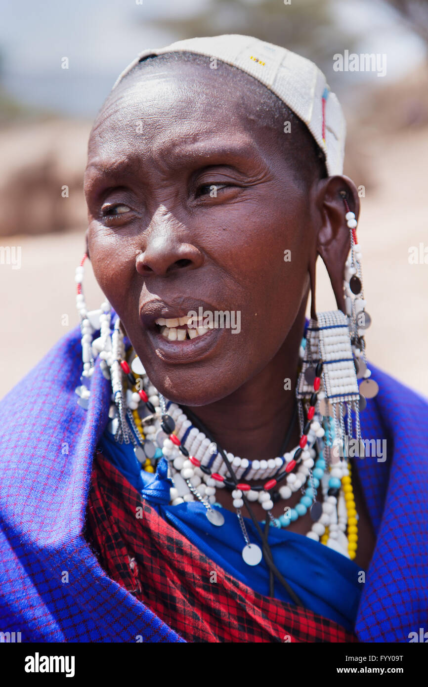 Maasai ritratto di donna in Tanzania, Africa Foto Stock