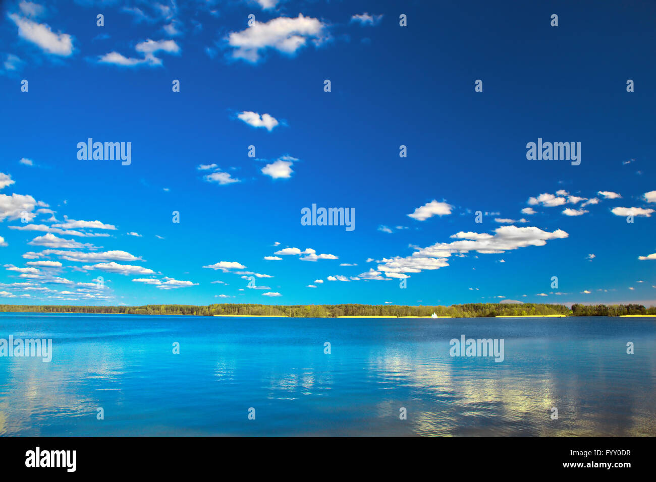 Incredibile chiaro lago blu sotto il cielo sereno Foto Stock