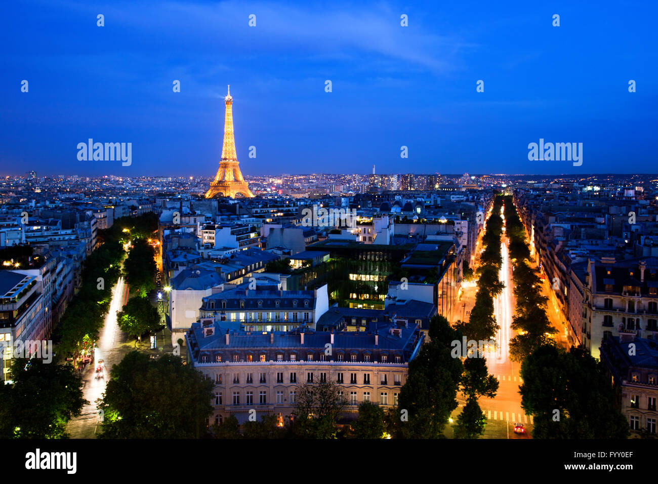 Skyline di Parigi di notte Foto Stock
