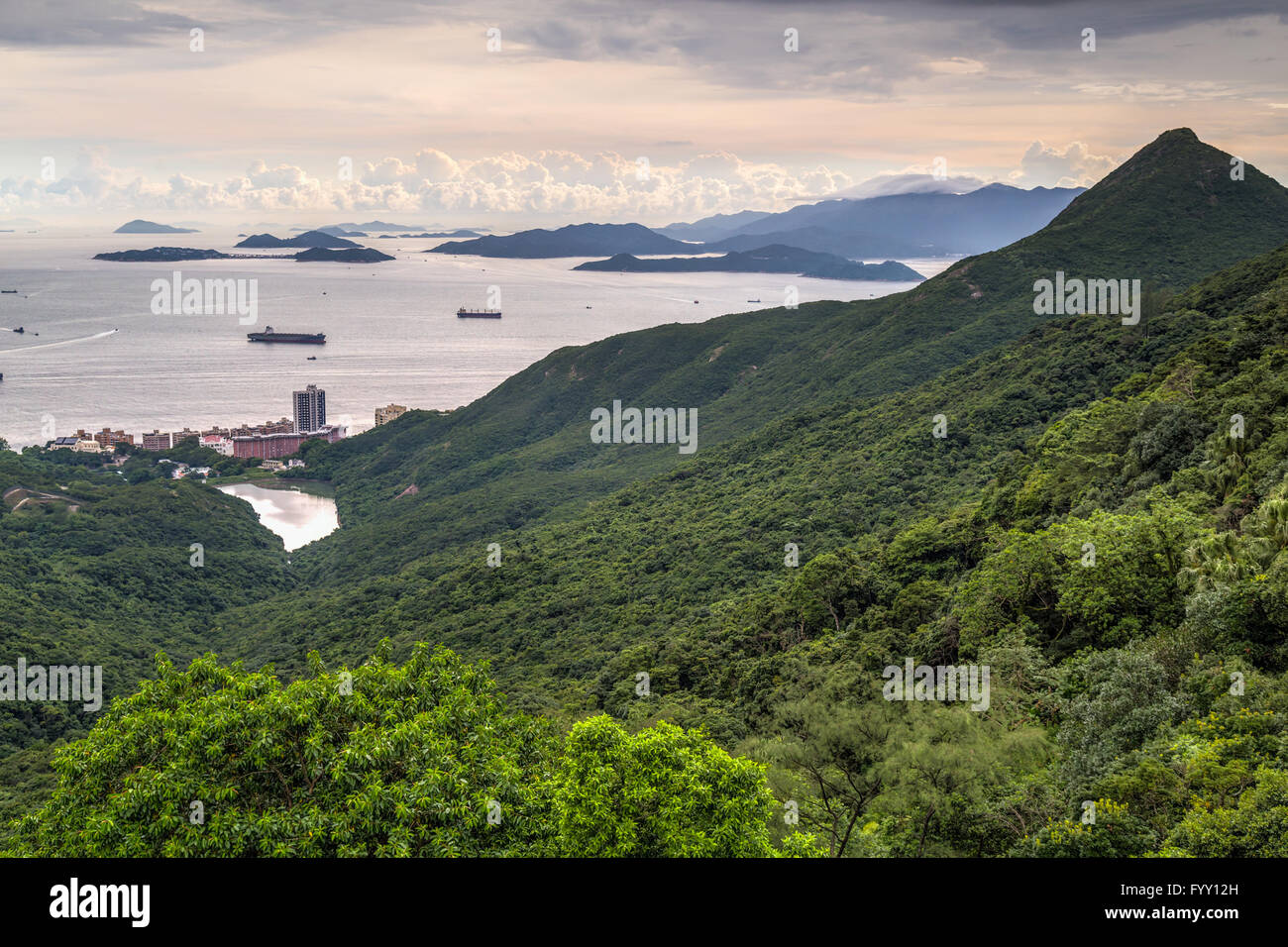 Mare visto dal Victoria Peak, Hong Kong durante il tramonto Foto Stock