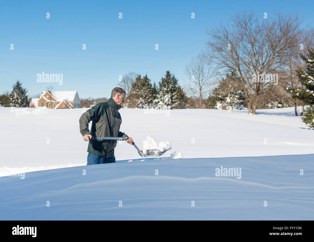Senior adulto uomo cercando di scavare la guida sulla neve Foto Stock