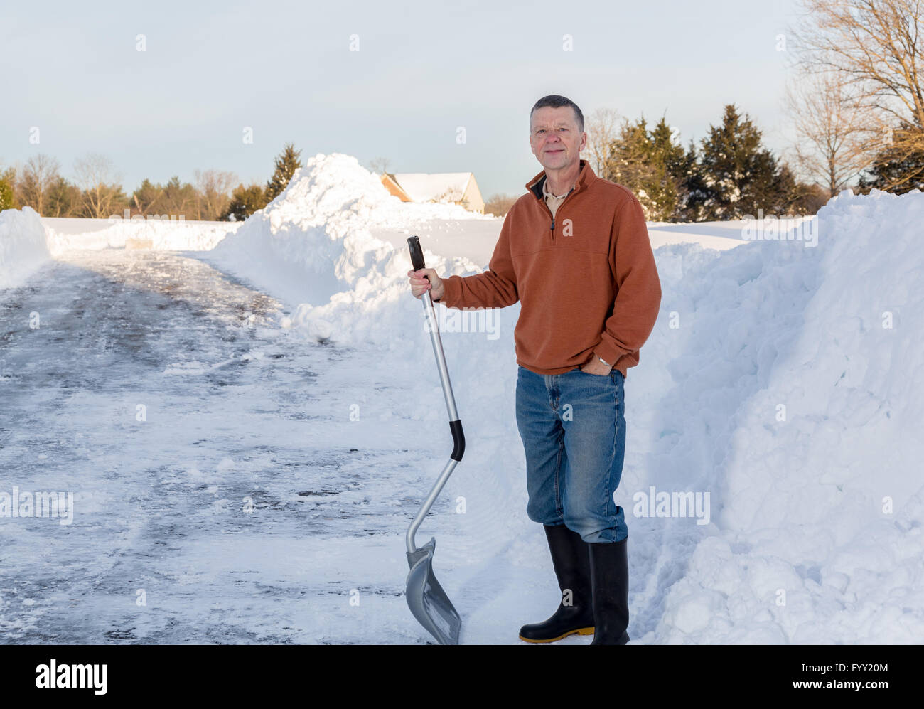 Senior adulto uomo felice dopo scavando fuori guida sulla neve Foto Stock