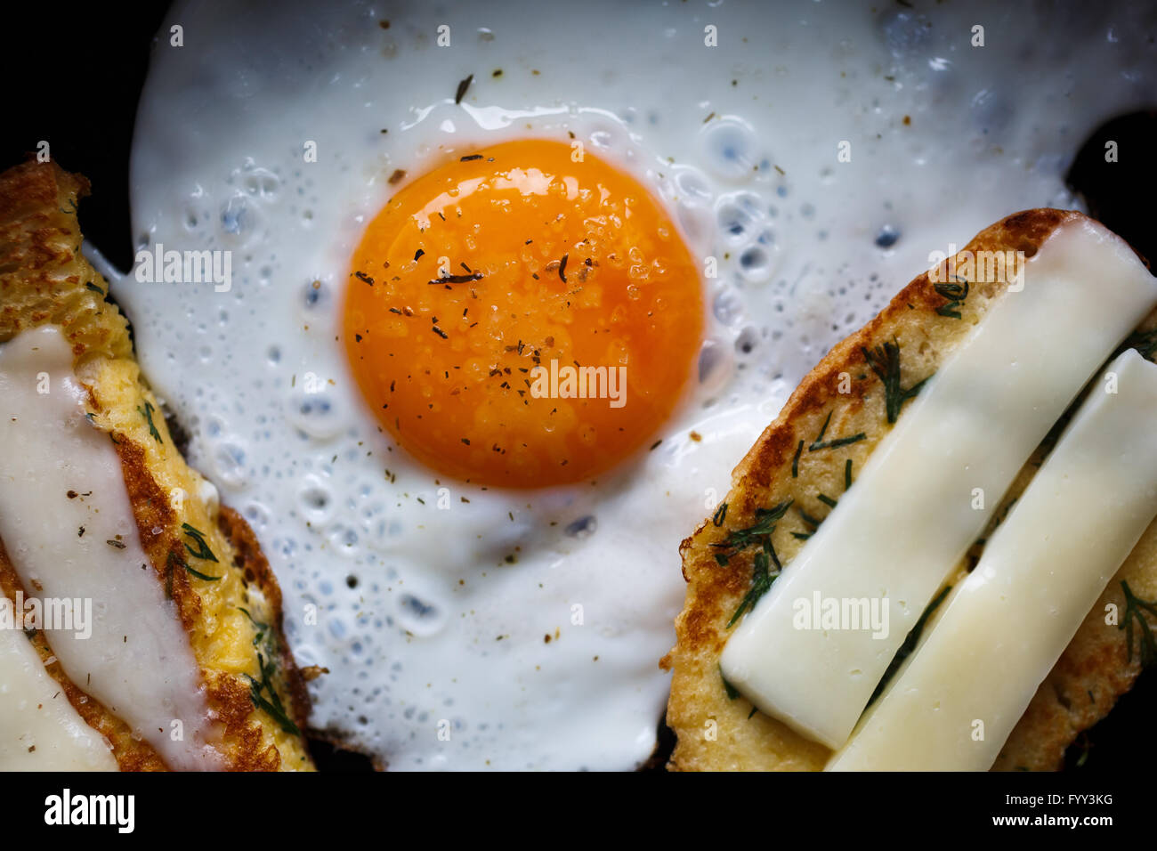 Uova fritte e pane con formaggio Foto Stock