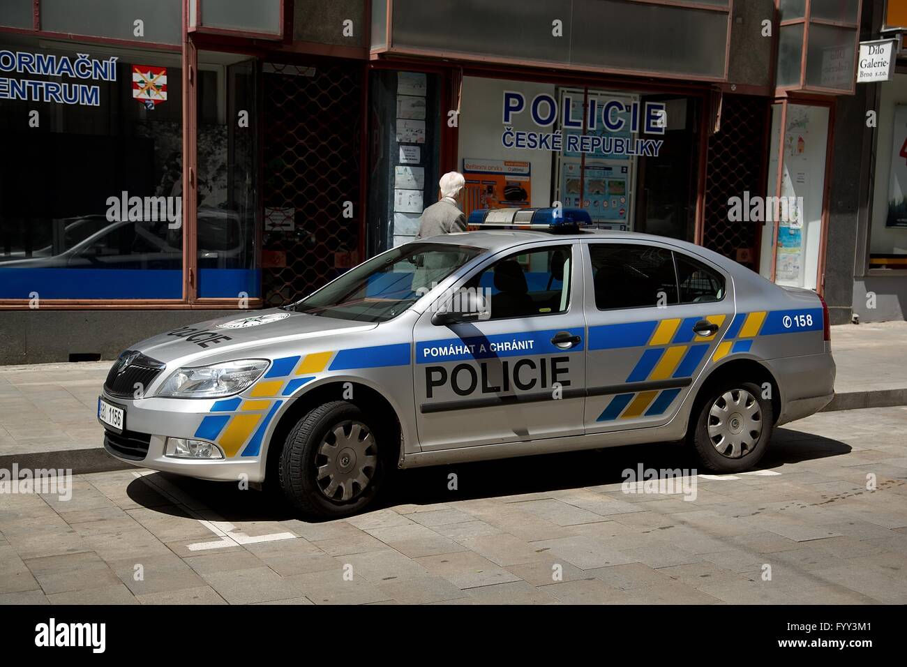 Cooperazione di polizia con auto della polizia di Brno, in Repubblica Ceca Foto Stock