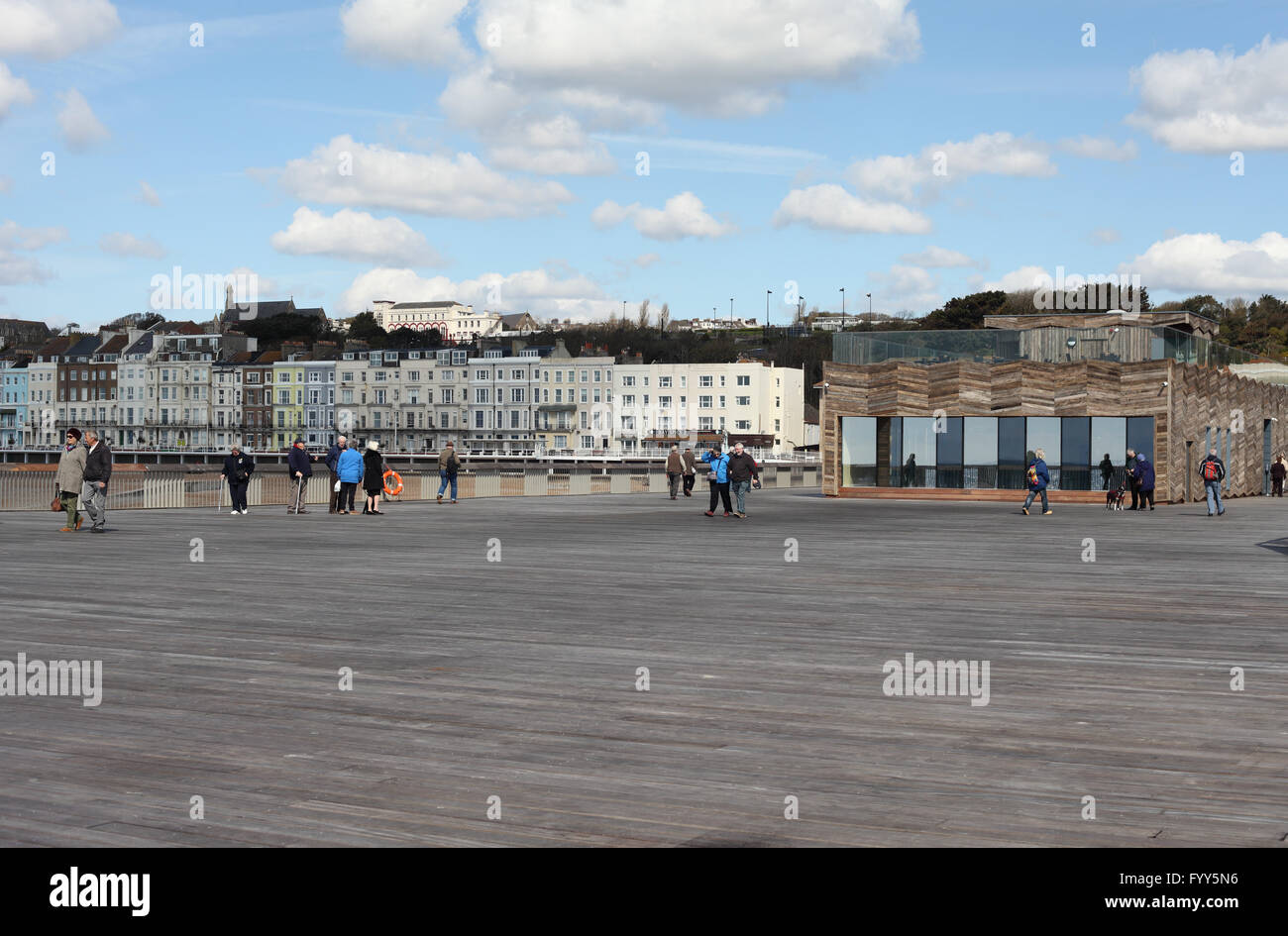 Persone che camminano su Hastings nuovo molo che si è aperto il 27-04-2016, Hastings. East Sussex, Regno Unito Foto Stock