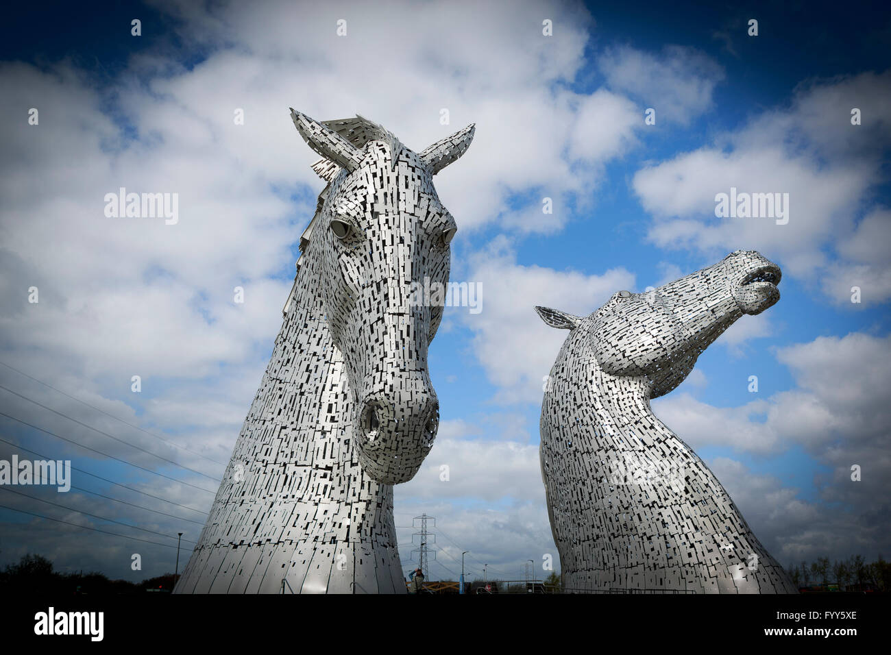 Il Kelpies sono trenta metri di alta horse-testa sculture, accanto a una nuova estensione del canale di Forth e Clyde, in Helix. Foto Stock