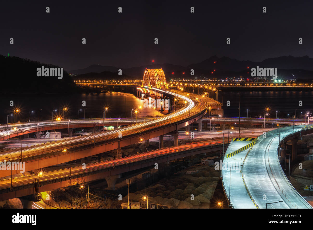 Ponte banghwa di notte oltre il fiume Han Foto Stock