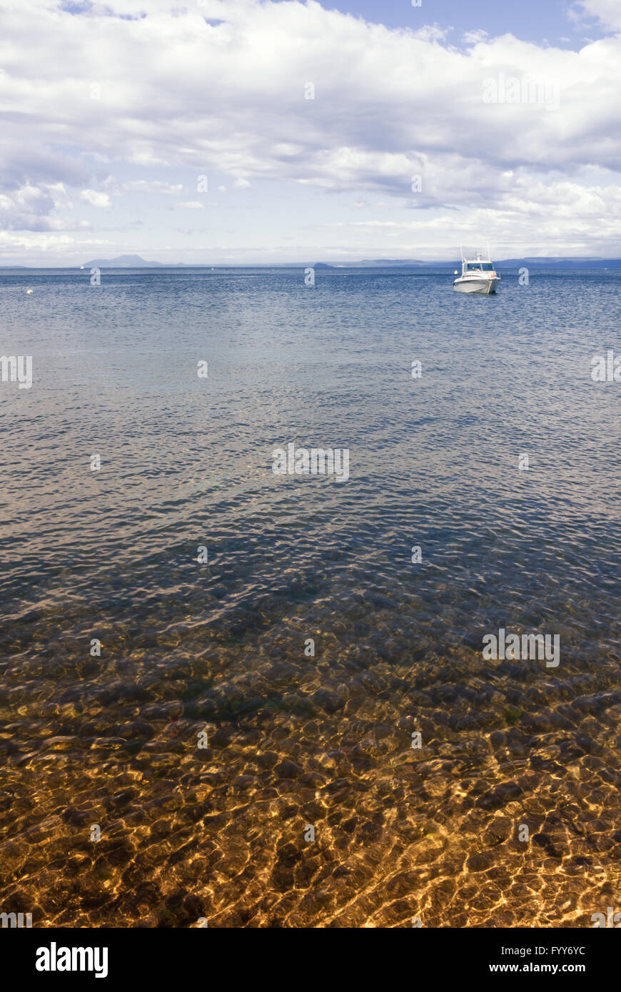 Barche sul Lago Taupo nell'Isola Settentrionale della Nuova Zelanda Foto Stock