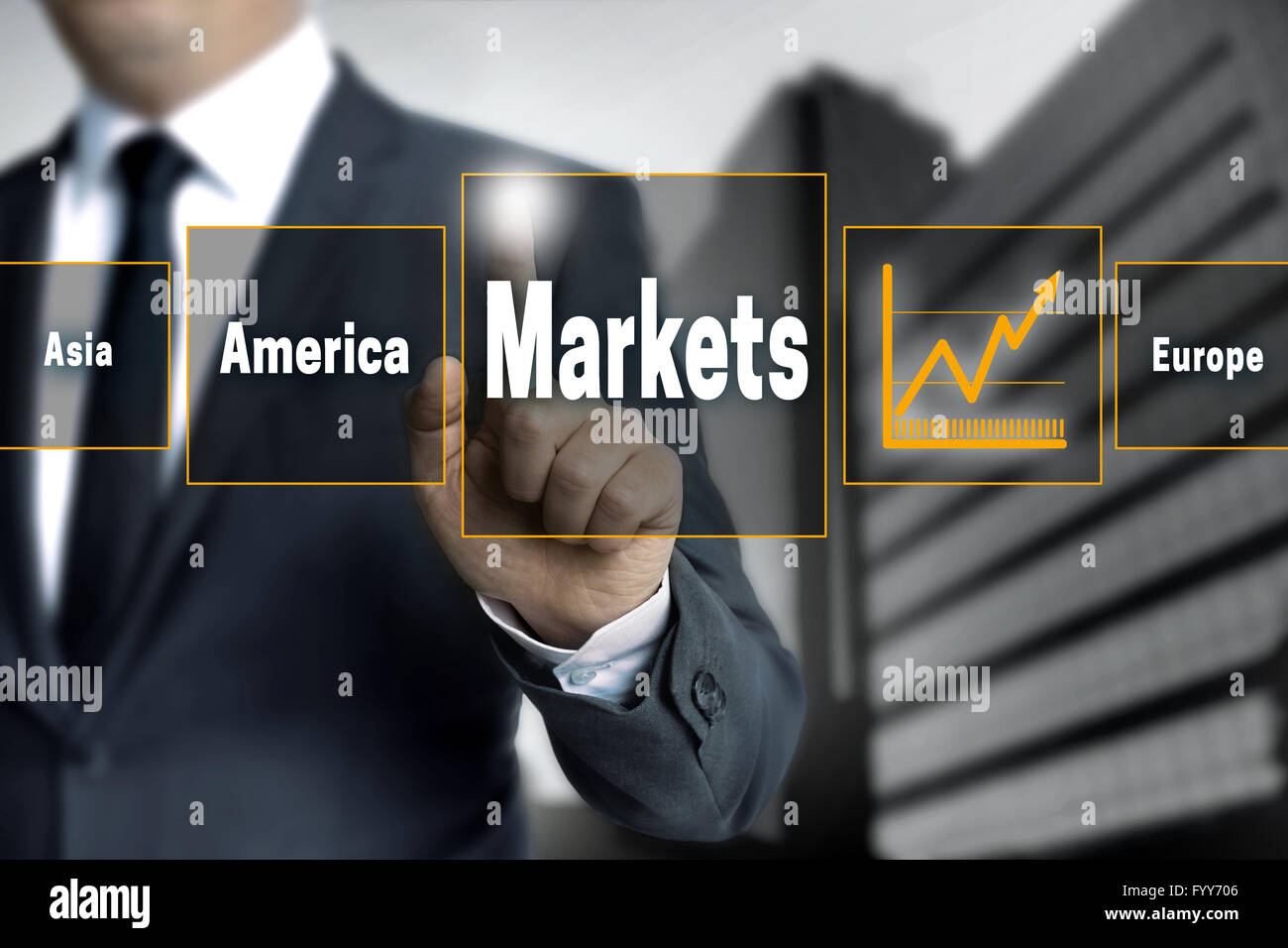 Mercati Il touchscreen è azionato da parte dell'imprenditore. Foto Stock