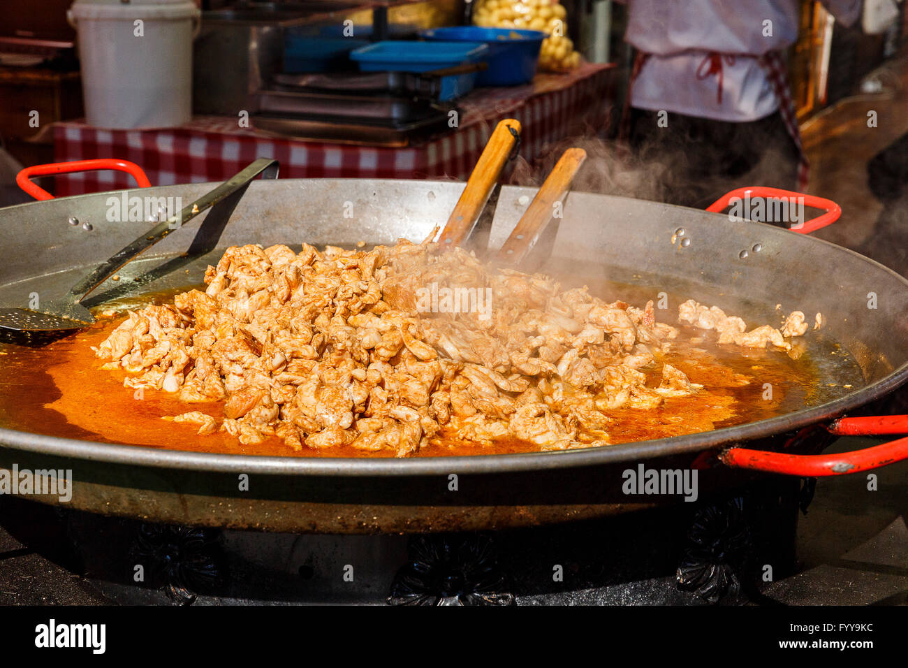 La cottura di pezzi di pollo a una fiera a Budapest Foto Stock