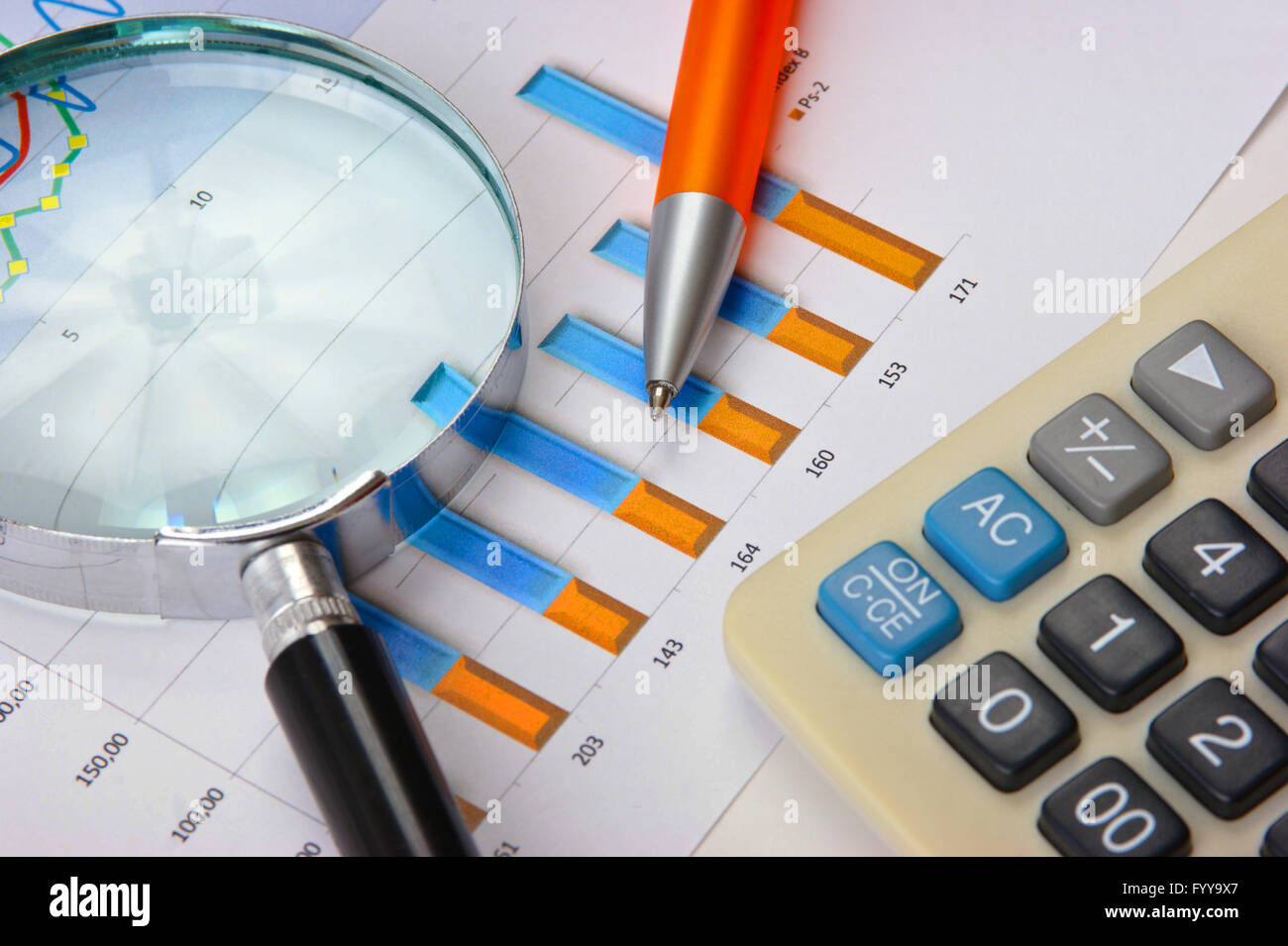 Lente di ingrandimento e il documento di lavoro Foto Stock