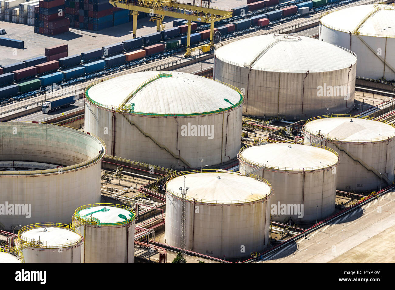 Il gas e i serbatoi del combustibile presso il porto di Barcellona, in Catalogna, Spagna Foto Stock
