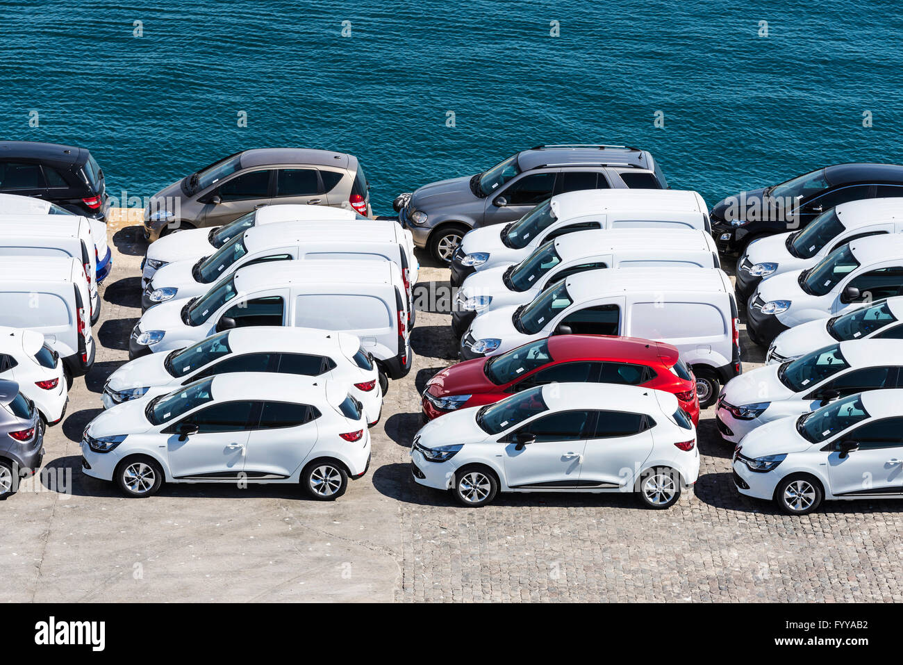 Nuove vetture pronte per la spedizione al porto di Barcellona, in Catalogna, Spagna Foto Stock