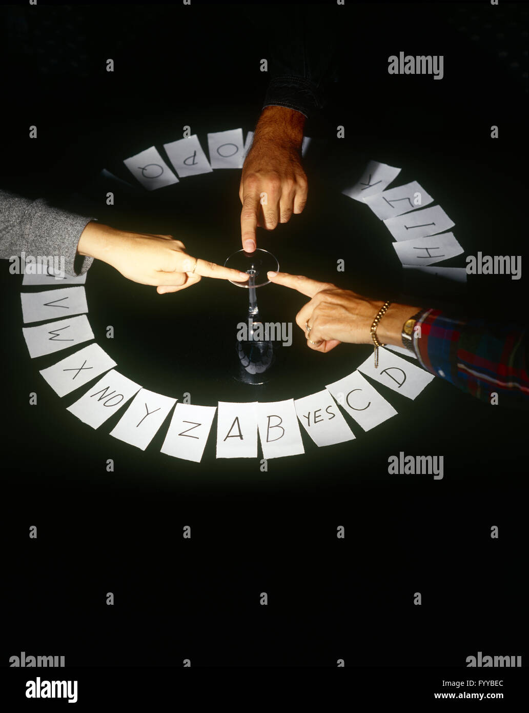 Tre dita su un vetro facendo un gioco di soprannaturale, in interni Foto Stock