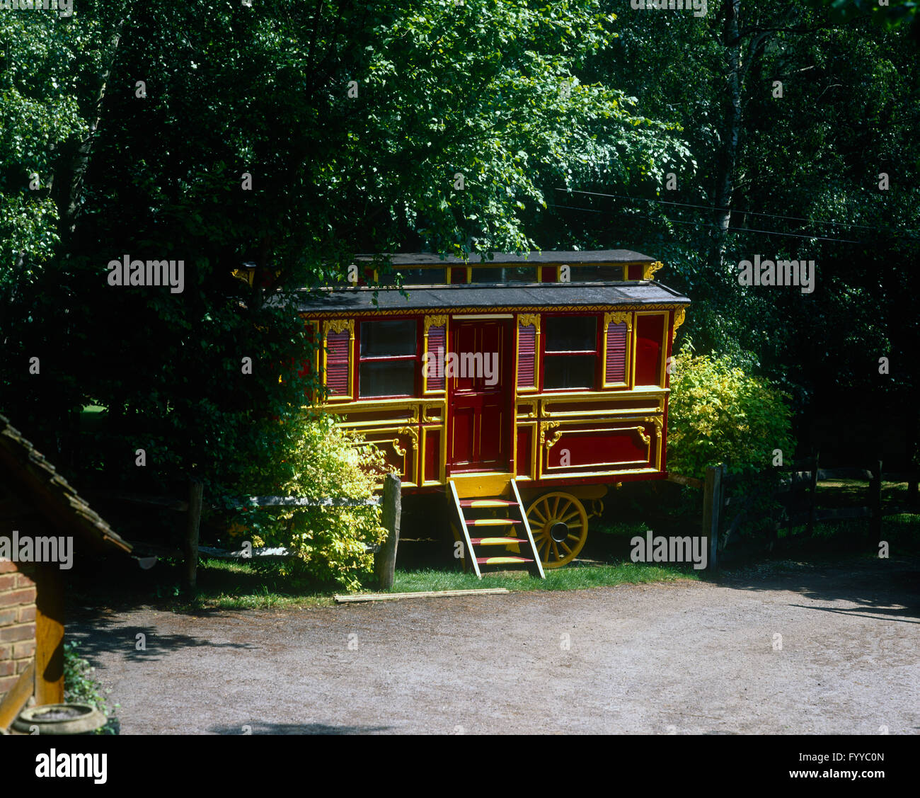 Indovino caravan nascosto tra gli alberi e cespugli, all'esterno. Foto Stock