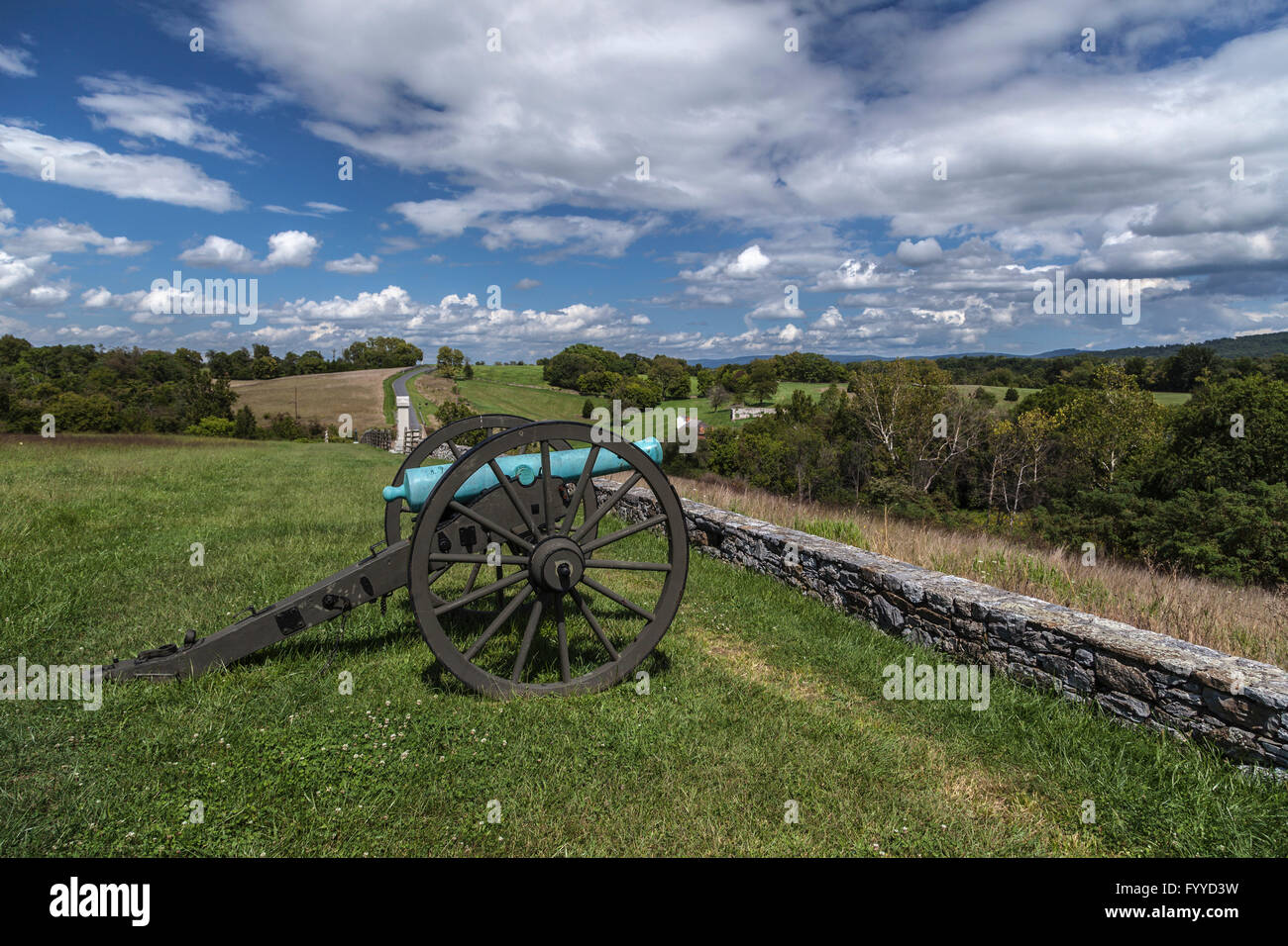 Un pezzo di artiglieria si appoggia in corrispondenza del sito di attacco finale della battaglia di Antietam durante gli Stati Uniti La guerra civile. Foto Stock
