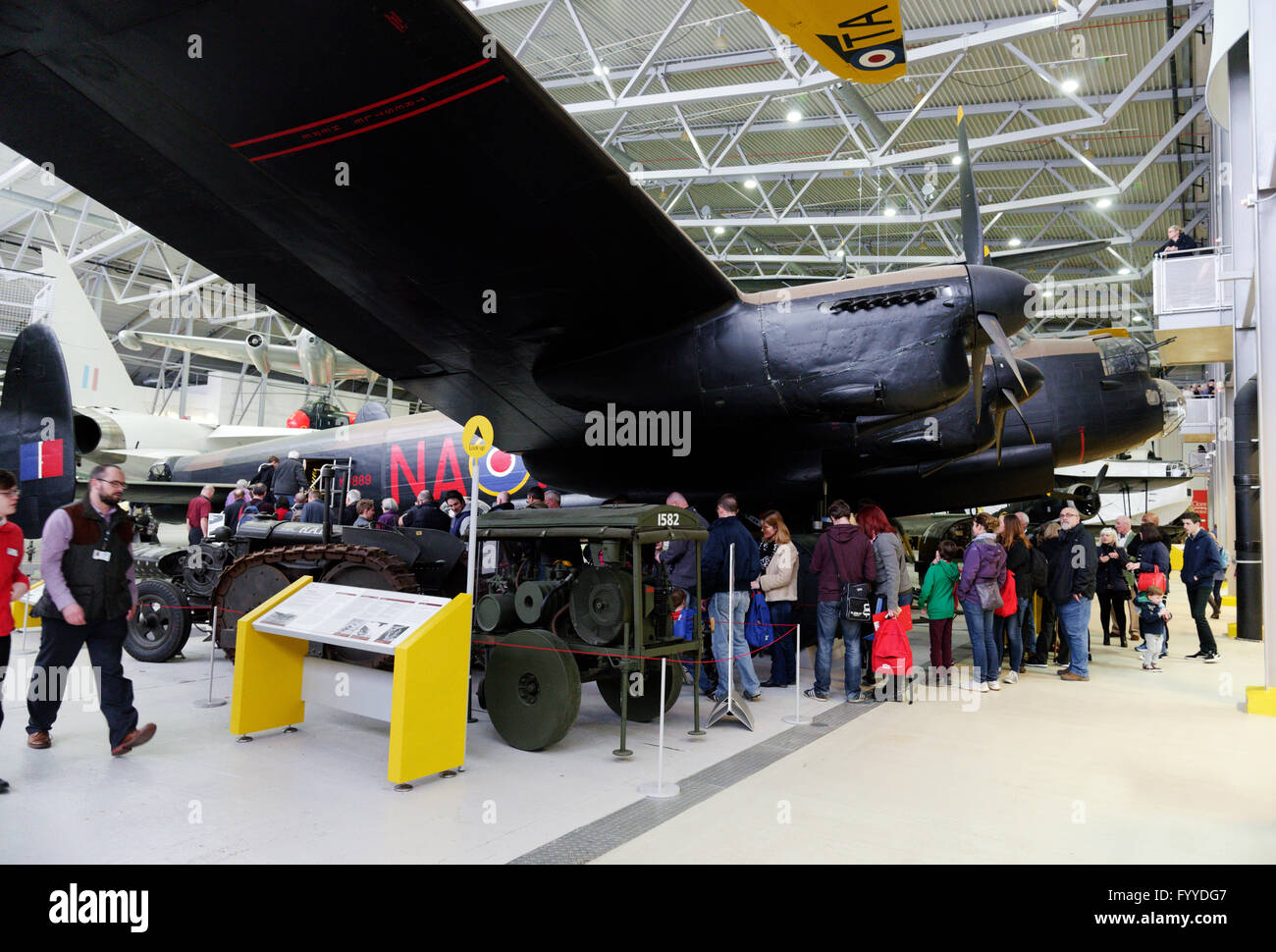 La gente in coda per entrare in Lancaster bombardiere a Duxfod Air Museum, Inghilterra Foto Stock