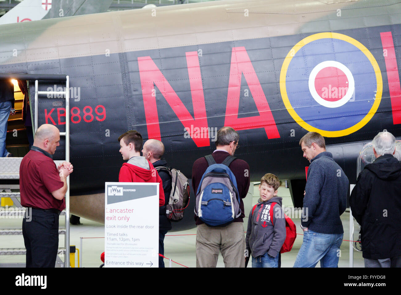 La gente in coda per entrare in Lancaster bombardiere a Duxfod Air Museum, Inghilterra Foto Stock