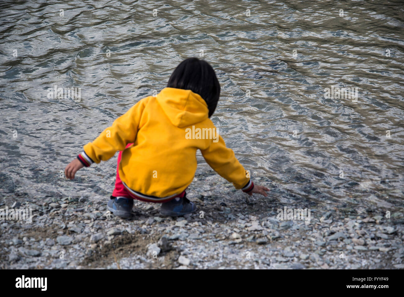 Stile di vita - Ritratto - bambino che gioca sul lato acqua Foto Stock