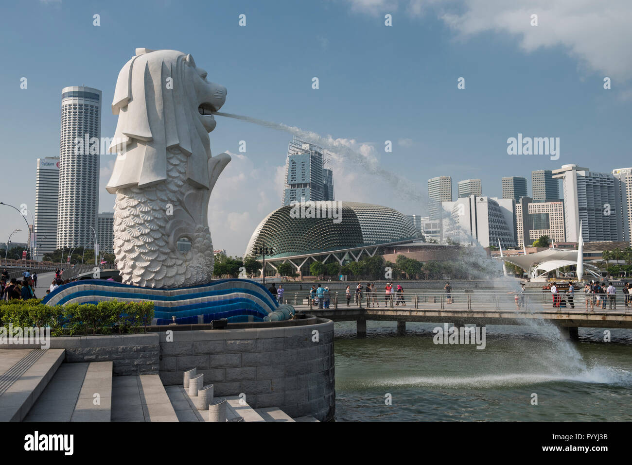 Il Merlion e Teatri Esplanade sulla Baia di Marina Bay, Singapore Foto Stock