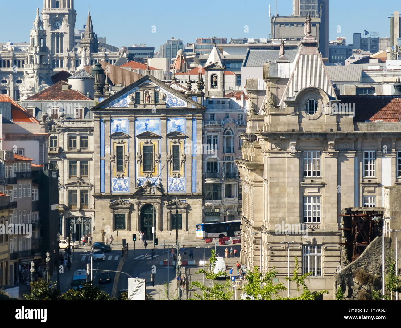Edificio con azulejo tilework è Igreja dos Congregados. Edificio sulla destra è Sao Bento stazione. Posizione: Praca de Almeida Foto Stock