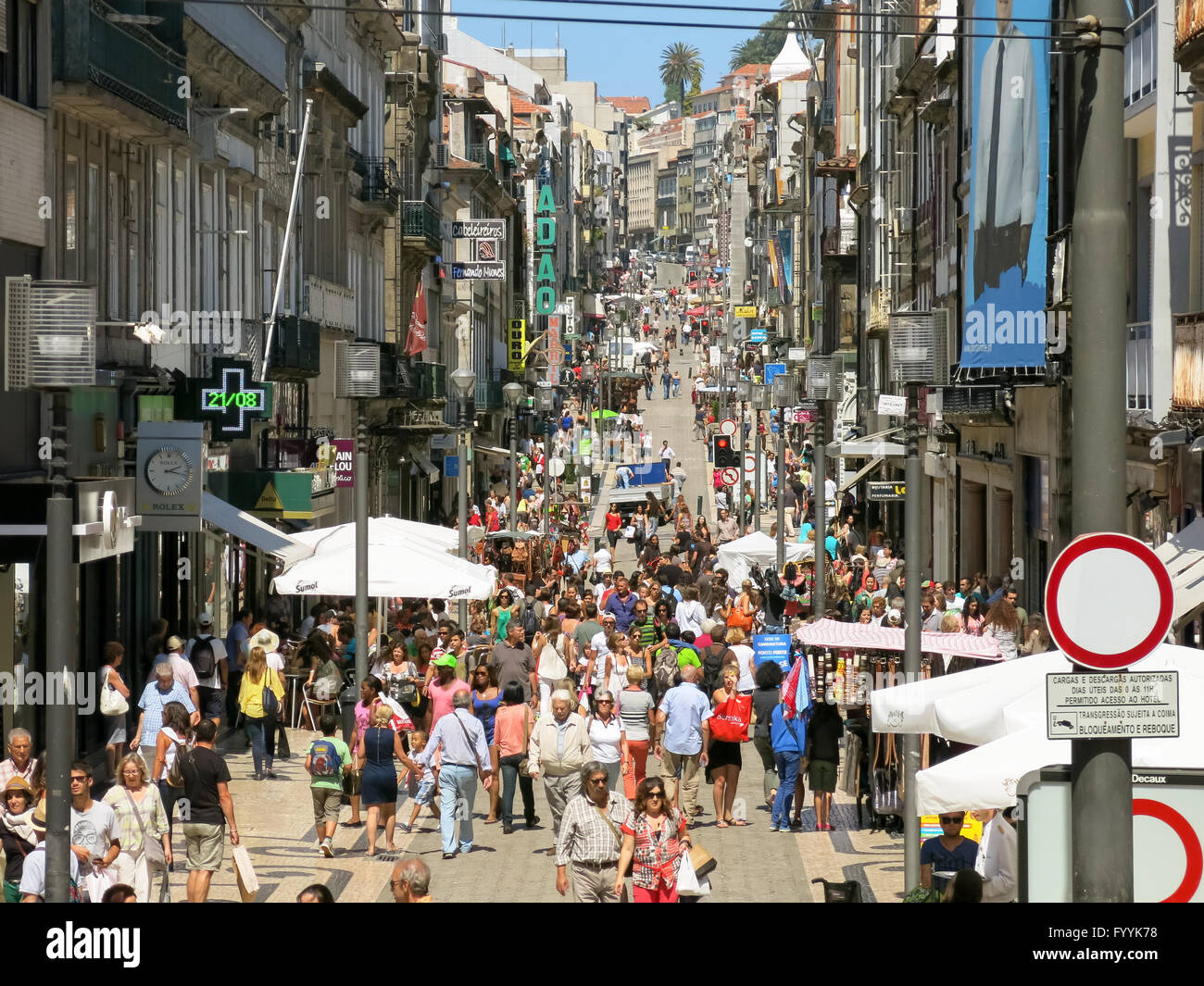 People shopping nella trafficata Rua Santa Catarina nel centro della città di Porto, Portogallo Foto Stock