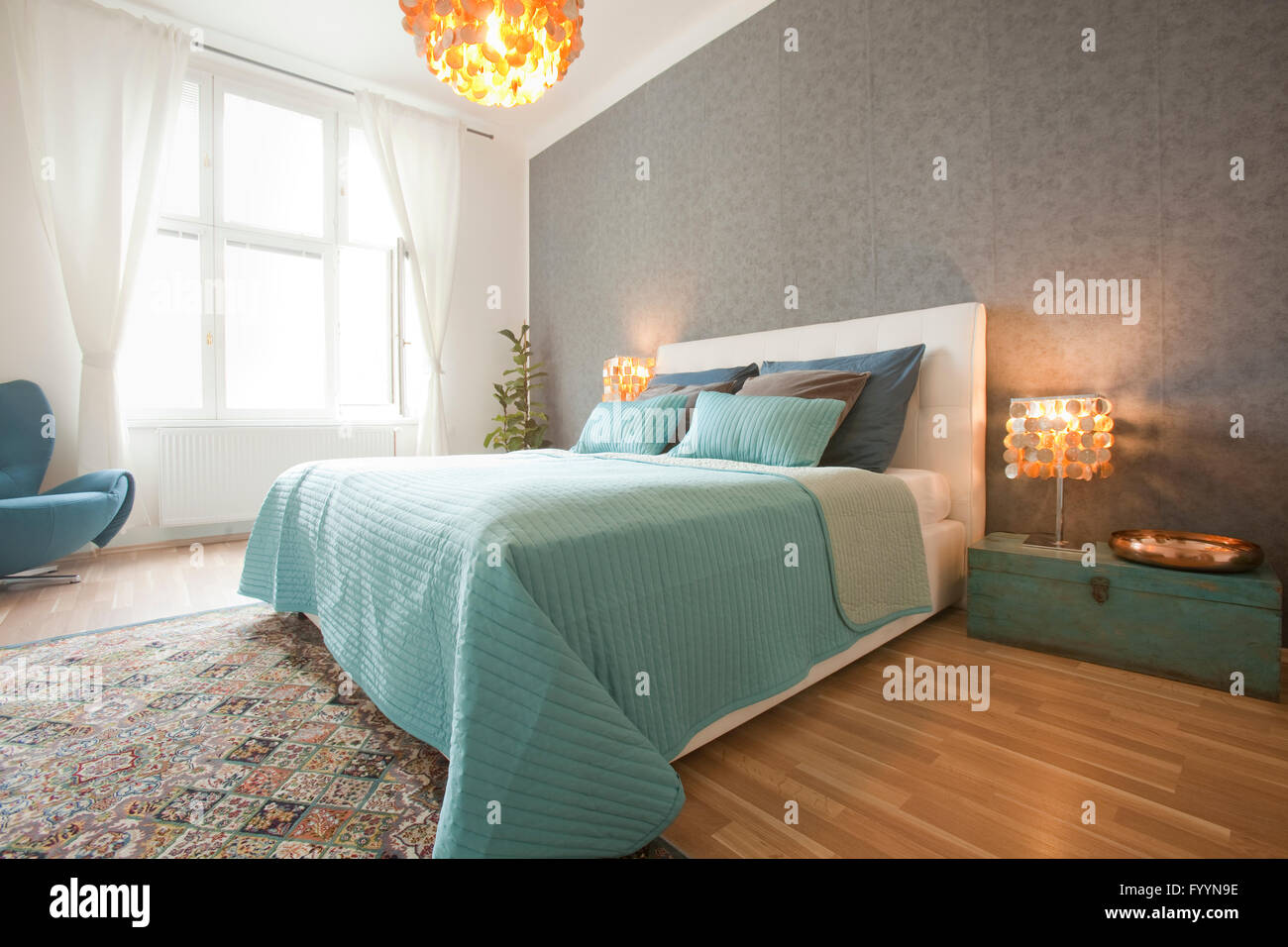 Appartamento interno- accogliente camera da letto in appartamento moderno Foto Stock