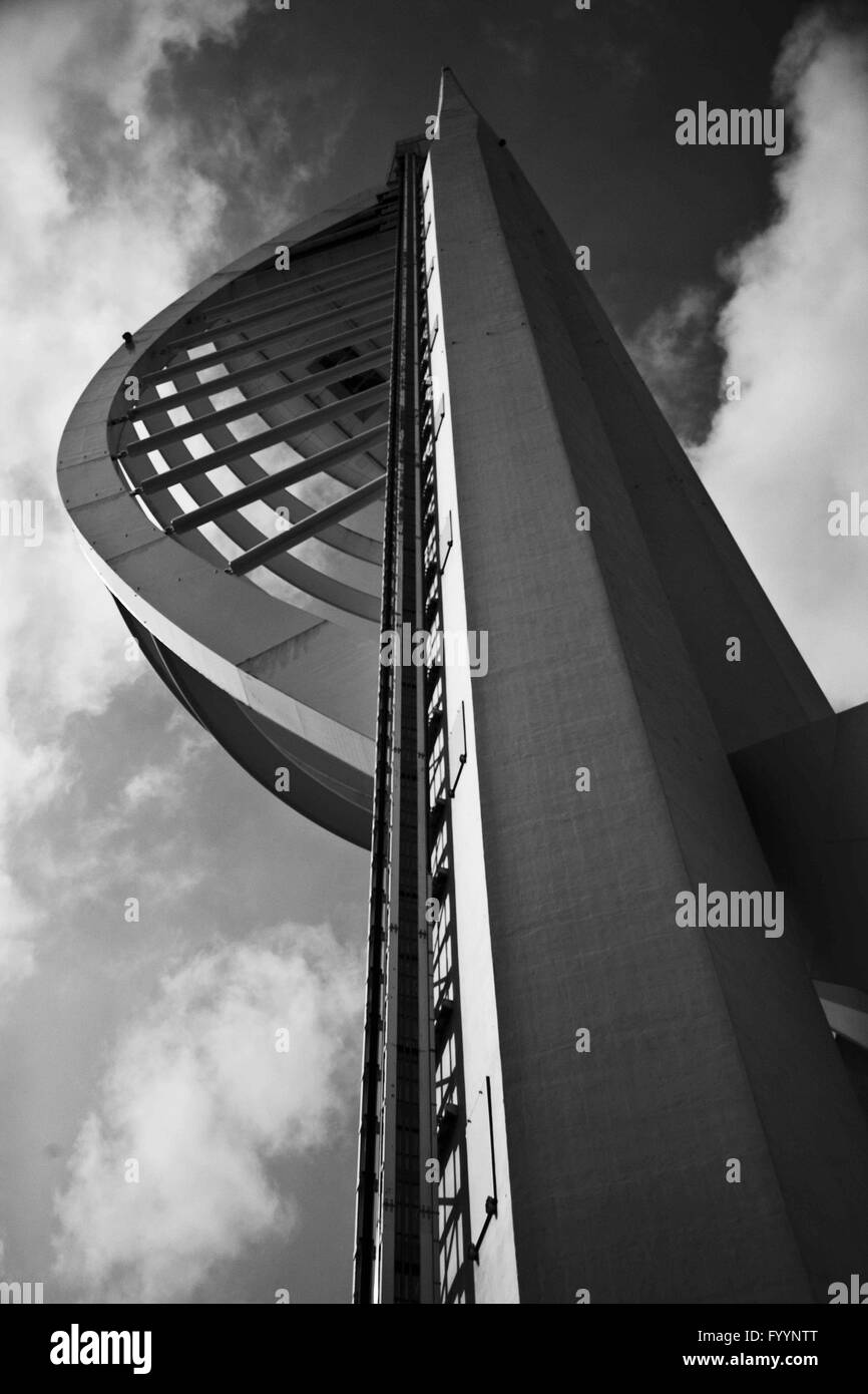 Immagine in bianco e nero di un tratto distintivo di Spinaker torre sul Portsmouth anteriore acqua Foto Stock