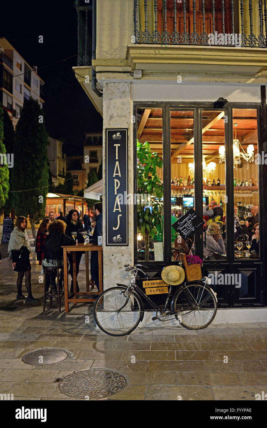 Tapas bar di notte a Granada, Spagna Foto Stock