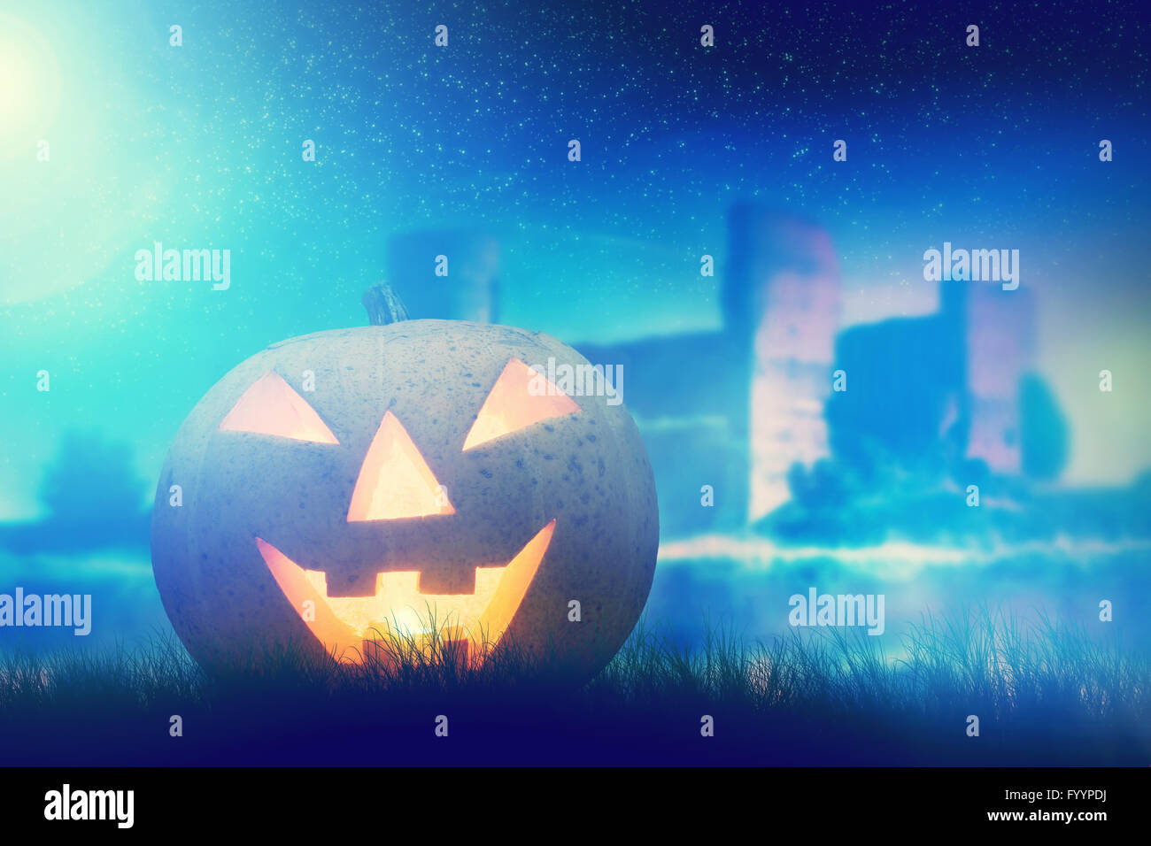 Zucca di Halloween incandescente nel buio Foto Stock