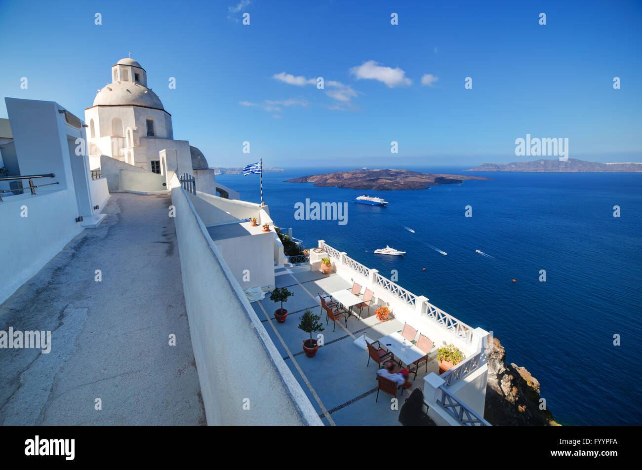 Una chiesa bianca in Fira sull isola di Santorini Foto Stock