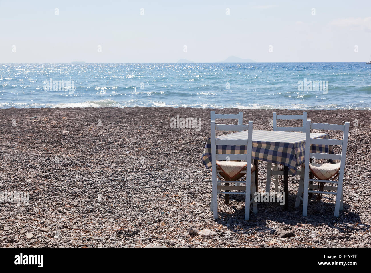 Tavolo con sedie a sdraio sulla spiaggia. Taverna Foto Stock