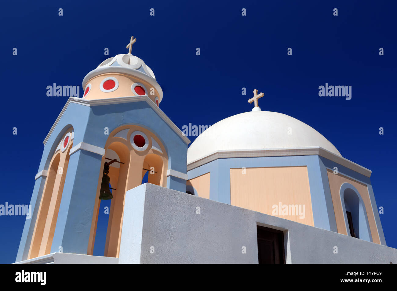 Una chiesa bianca in Fira sull isola di Santorini Foto Stock