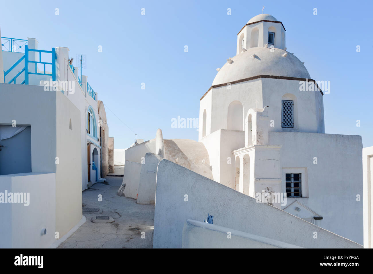 Una chiesa bianca in Fira sull isola di Santorini Foto Stock