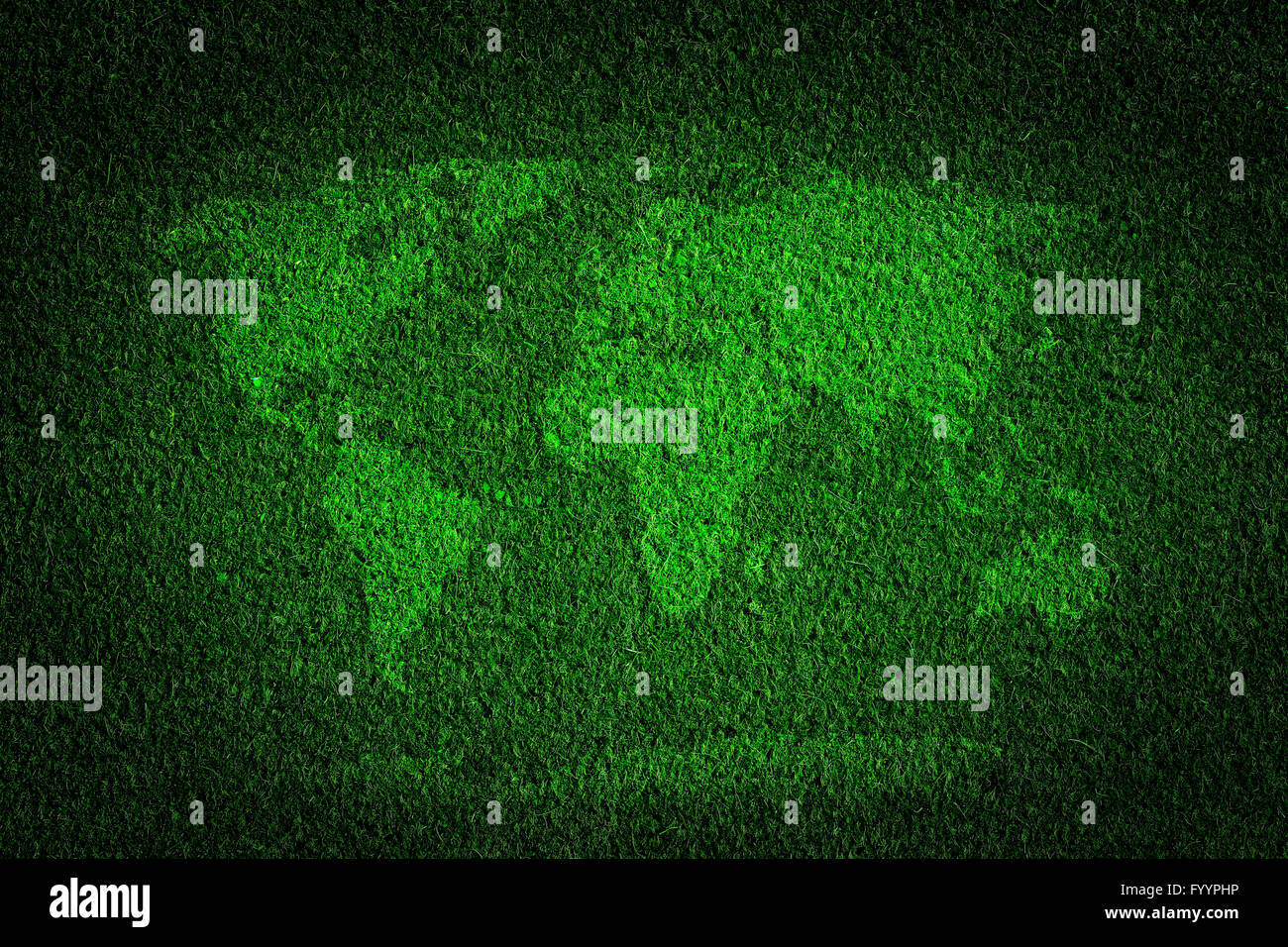 Mappa del mondo su erba verde dello sfondo dei campi Foto Stock