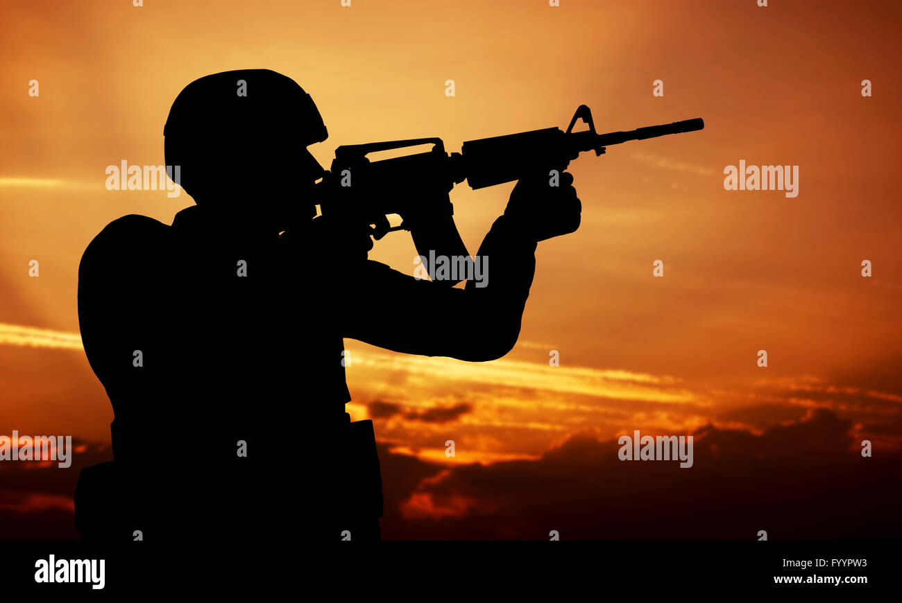 Soldato tiro con la sua arma Foto Stock