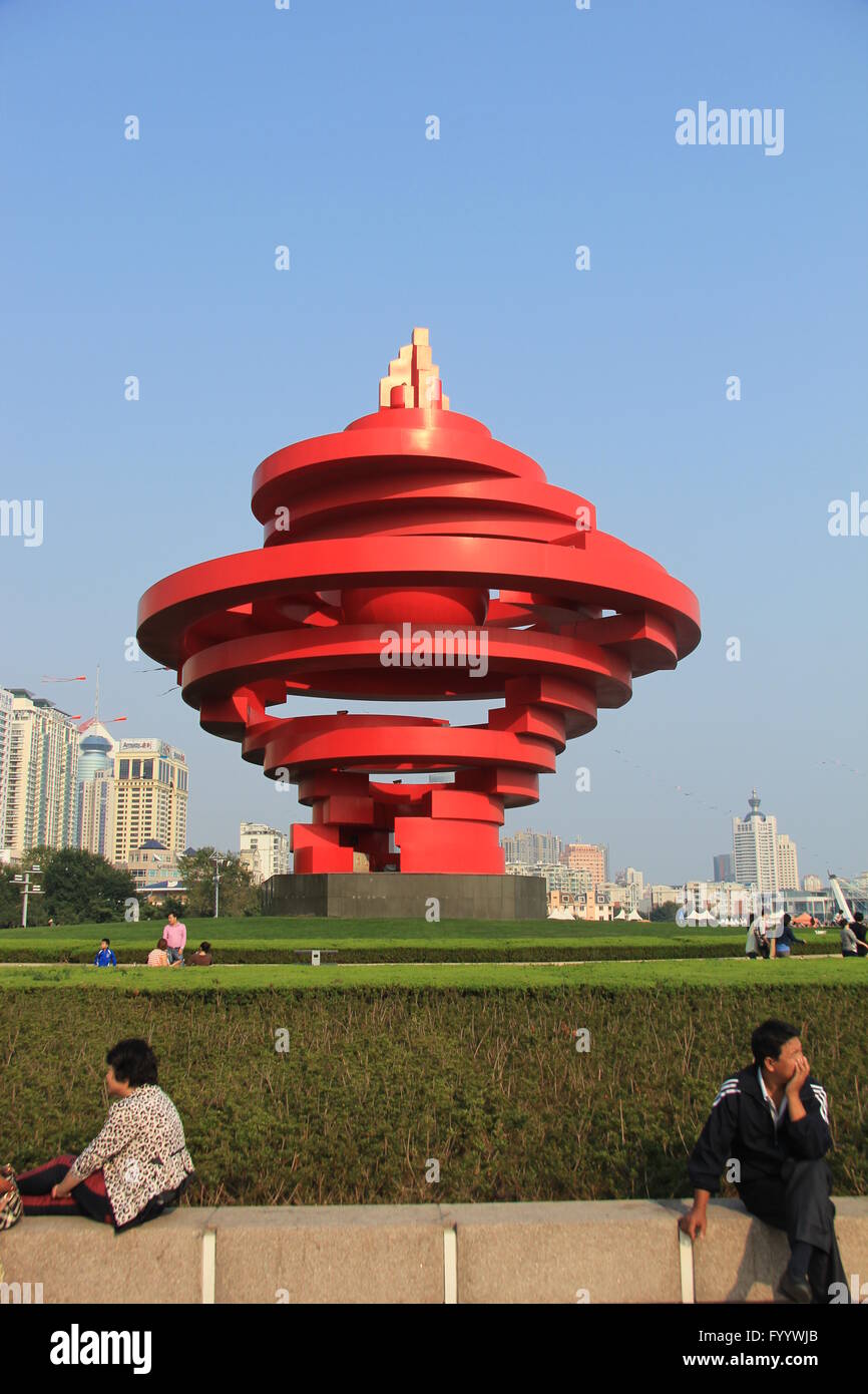 Cina Qing Dao città Maggio quarta piazza (cinese: Wusi Guangchang), "Vento di maggio " fotografia architettonica Foto Stock