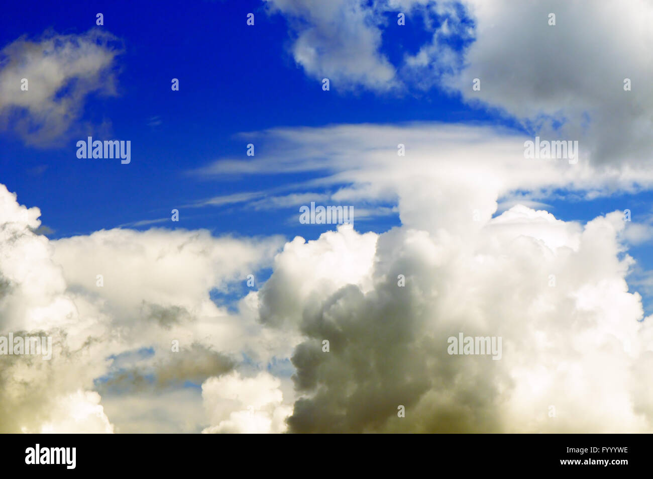 Le dense nubi sul cielo blu Foto Stock