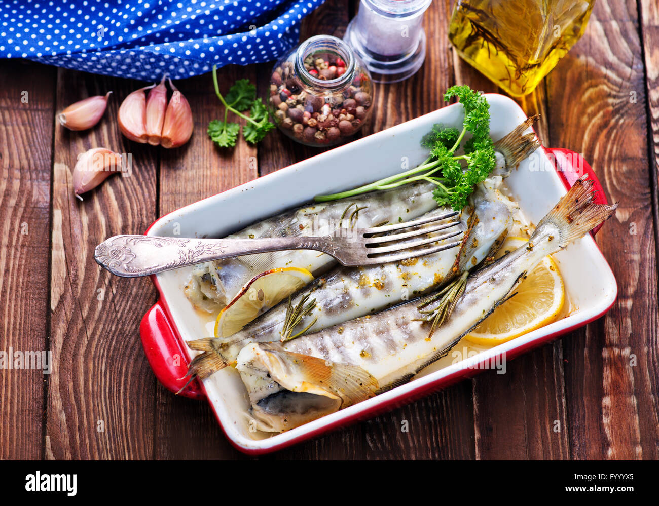 La frittura di pesce nel recipiente e su un tavolo Foto Stock
