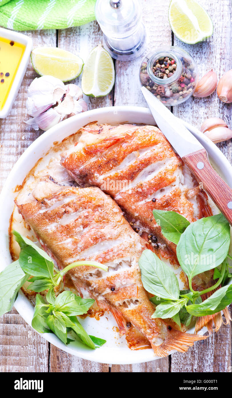 Frittura di pesce persico oceano con sale e spezie Foto Stock