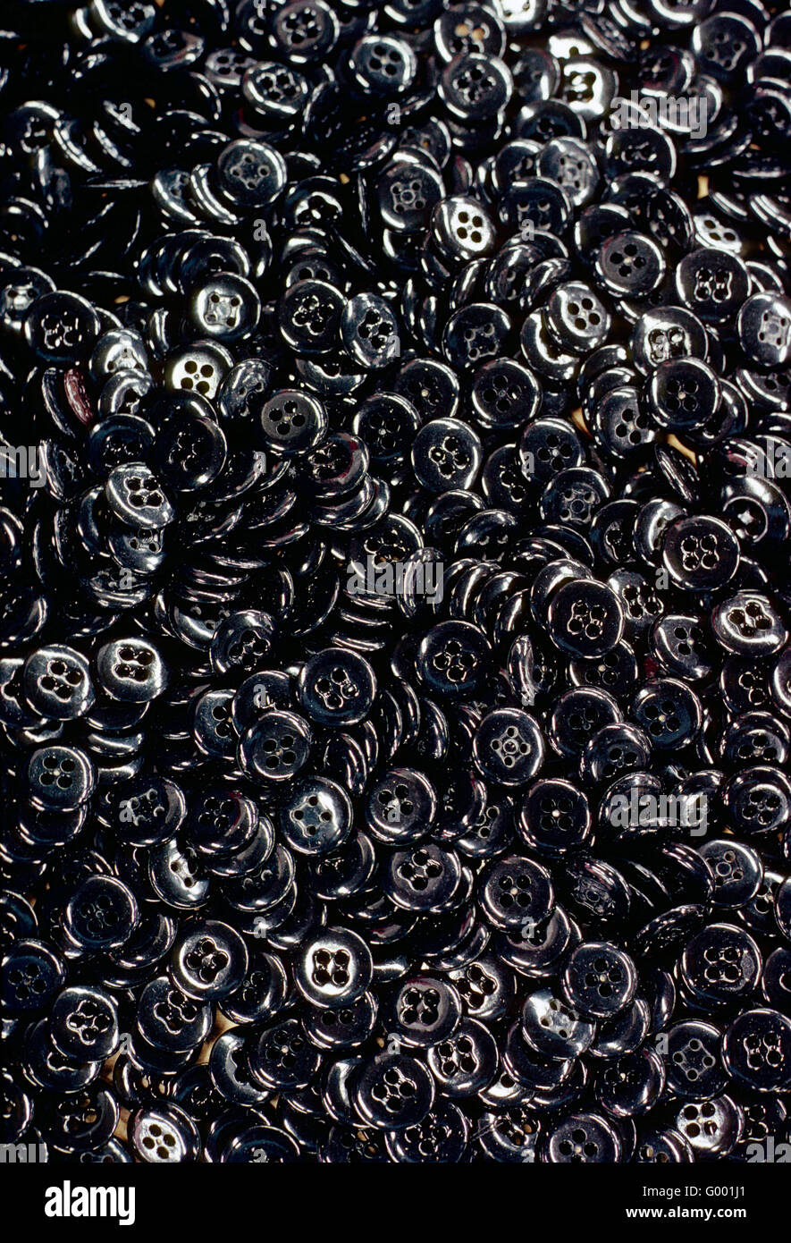 Pulsanti neri per uso su tuxedos; indumento manufacturing facility Foto Stock