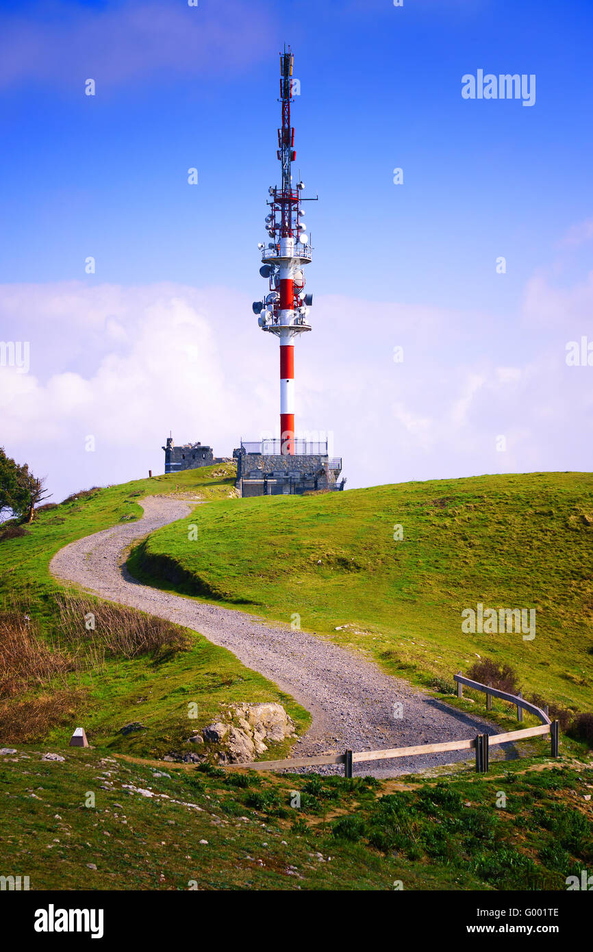 Torre delle telecomunicazioni sulla cima della montagna sulla giornata di sole Foto Stock
