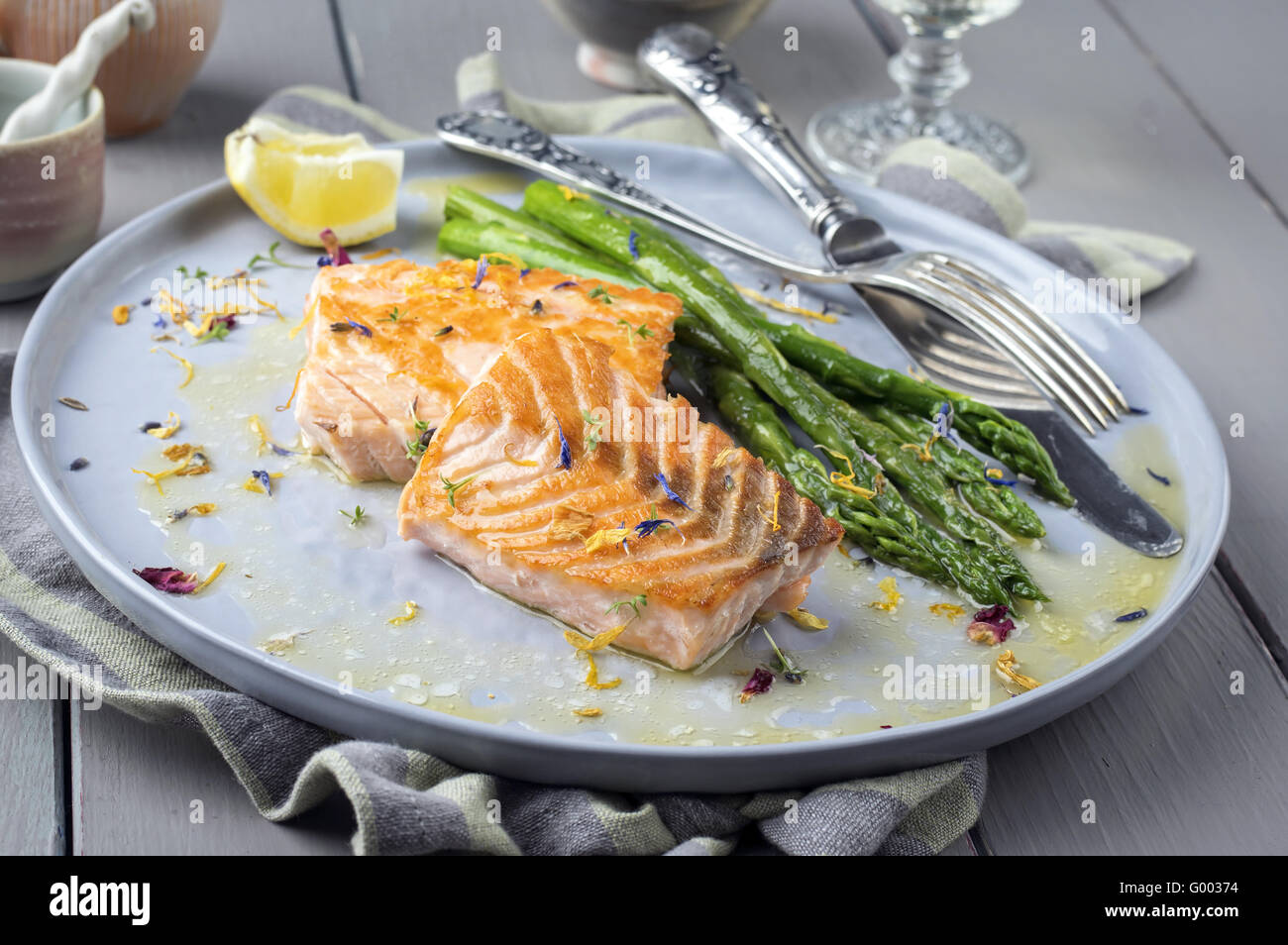 Filetto di salmone con asparagi verdi Foto Stock