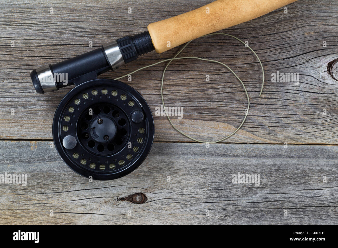 La pesca con la mosca aspo e linea su legno rustico Foto Stock