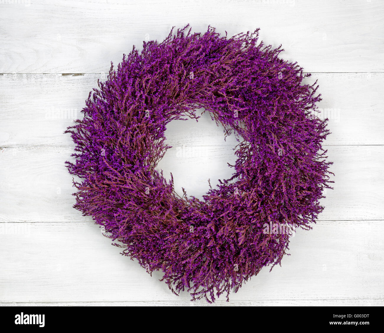 Corona di fiori di lavanda in età di legno bianco Foto Stock
